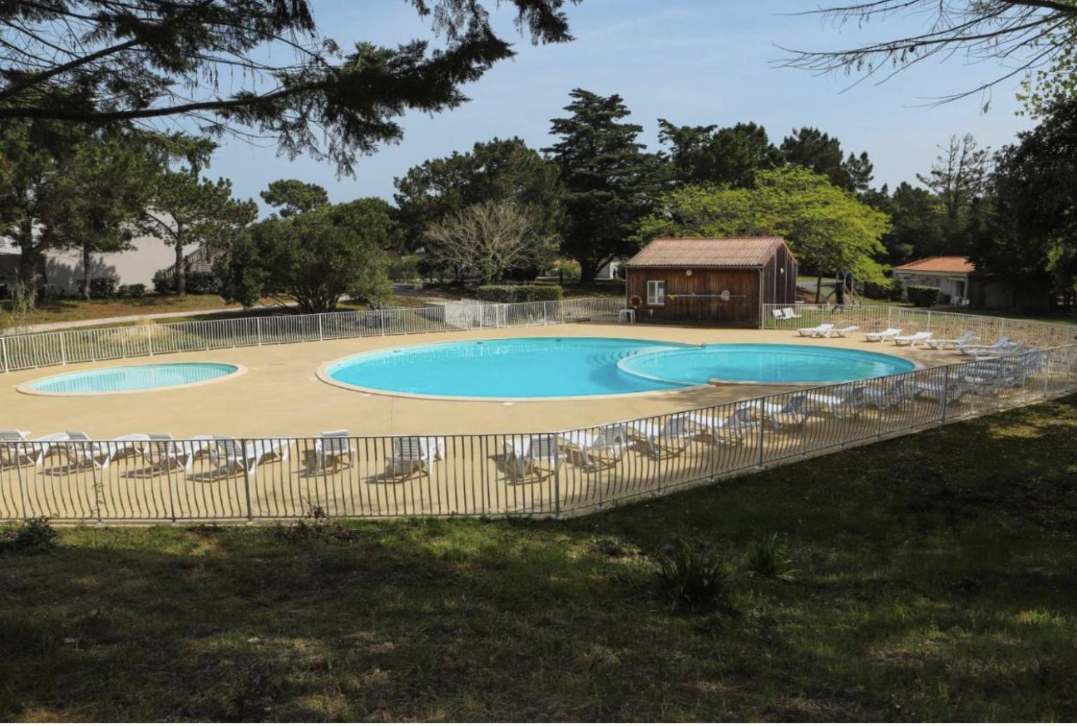 Maisonnette La Coti H5 Avec Piscine Interieure Chauffee, A 400 M De La Plage Et Menage De Fin Sejour Compris Saint-Georges-d'Oleron Exterior photo